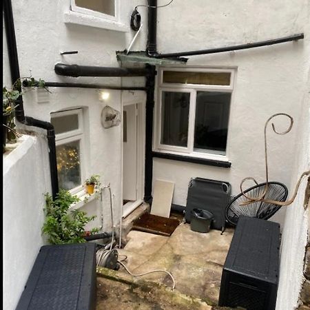 Central Private Double Bedroom In A 2Bedroom Apartment, Connected Via Underground, Overground And Many Bus Routes 런던 외부 사진