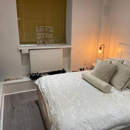 Central Private Double Bedroom In A 2Bedroom Apartment, Connected Via Underground, Overground And Many Bus Routes 런던 외부 사진