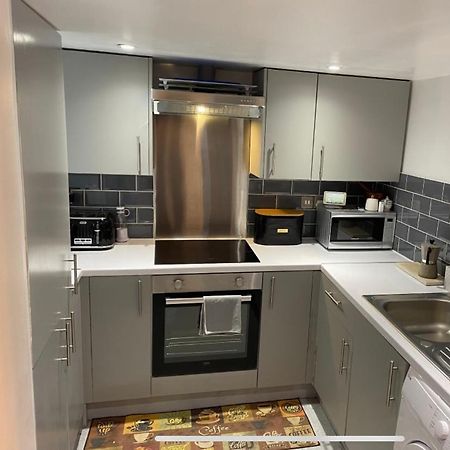 Central Private Double Bedroom In A 2Bedroom Apartment, Connected Via Underground, Overground And Many Bus Routes 런던 외부 사진