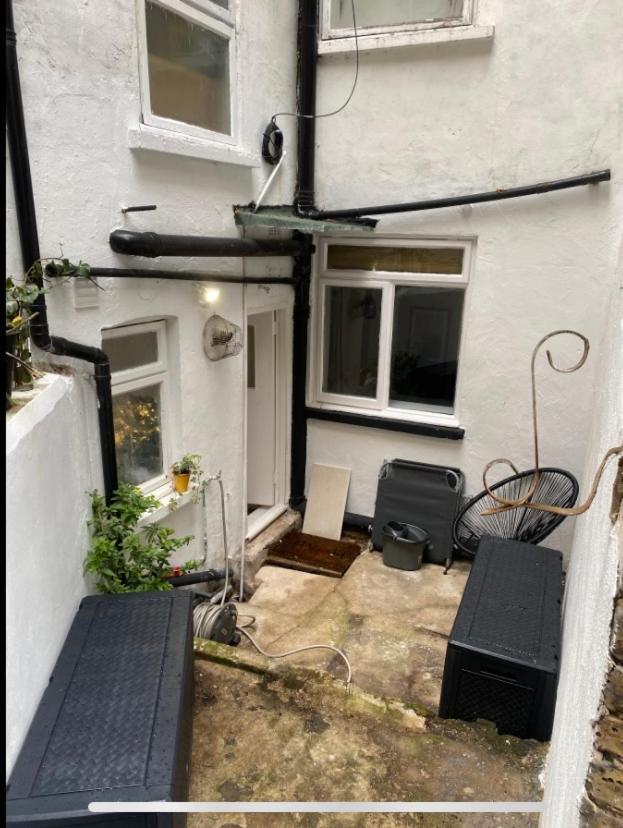Central Private Double Bedroom In A 2Bedroom Apartment, Connected Via Underground, Overground And Many Bus Routes 런던 외부 사진