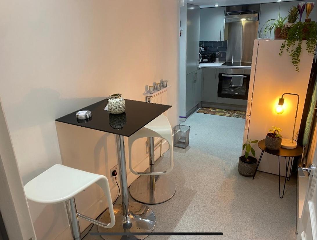 Central Private Double Bedroom In A 2Bedroom Apartment, Connected Via Underground, Overground And Many Bus Routes 런던 외부 사진