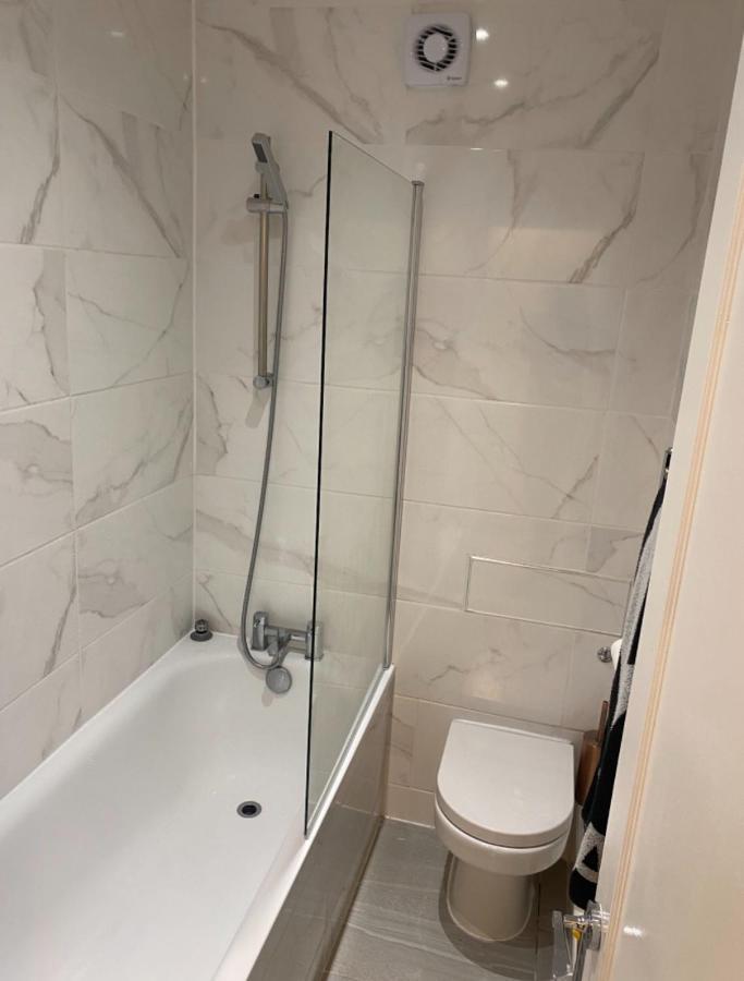 Central Private Double Bedroom In A 2Bedroom Apartment, Connected Via Underground, Overground And Many Bus Routes 런던 외부 사진