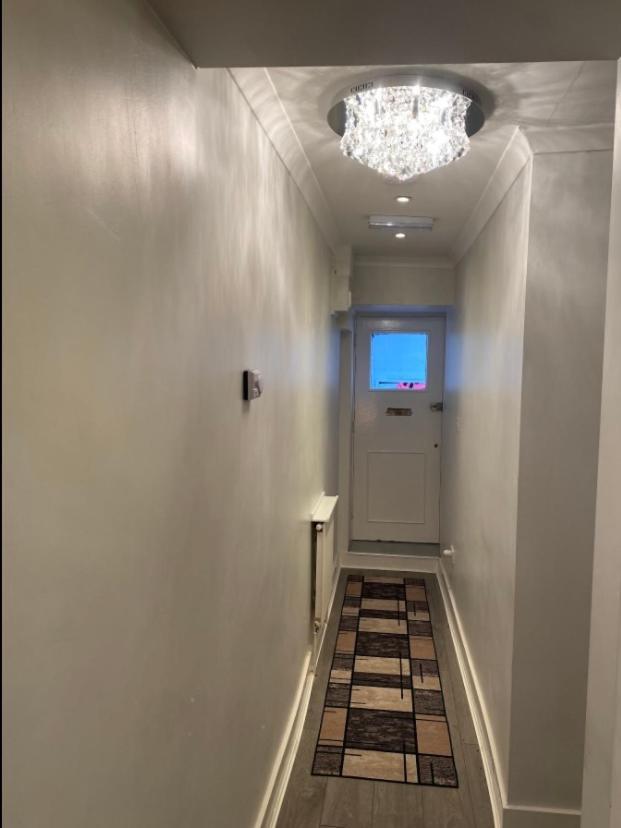 Central Private Double Bedroom In A 2Bedroom Apartment, Connected Via Underground, Overground And Many Bus Routes 런던 외부 사진