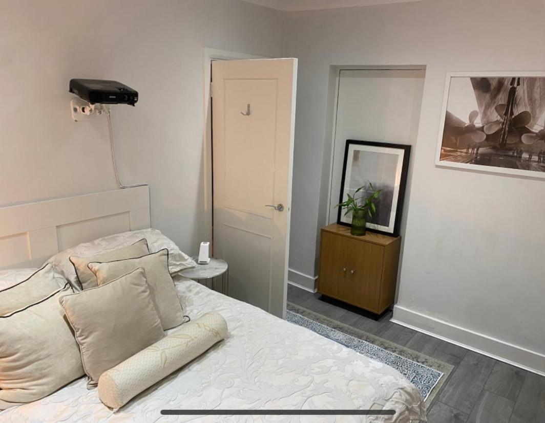 Central Private Double Bedroom In A 2Bedroom Apartment, Connected Via Underground, Overground And Many Bus Routes 런던 외부 사진