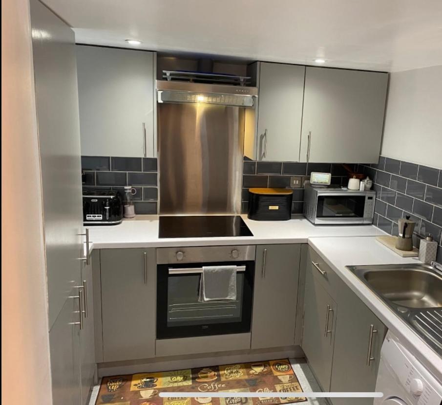 Central Private Double Bedroom In A 2Bedroom Apartment, Connected Via Underground, Overground And Many Bus Routes 런던 외부 사진