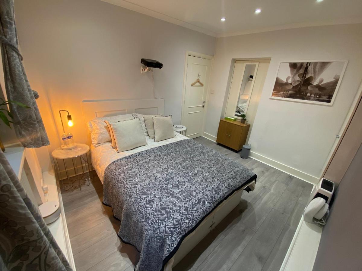 Central Private Double Bedroom In A 2Bedroom Apartment, Connected Via Underground, Overground And Many Bus Routes 런던 외부 사진